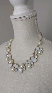 Grobe goldfarbene Statement-Halskette mit Kunstperlen und Strass - Bild 1 von 3