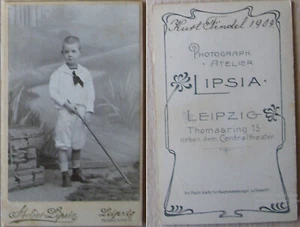 CdV 1904: Leipzig - Kind/Junge mit Harke Gartenarbeit Lipsia/Leipzig - Bild 1 von 3