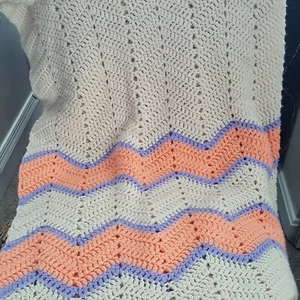 Vintage Crochet Zig Zag Chevron Afgano Melocotón Lavanda Marfil Tiro 46" X 49" - Imagen 1 de 2
