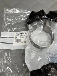 NEW GENUINE TRIUMPH SPRINT GT1050 EXHAUST DOWNPIPE MOUNT CLAMP KIT T2208603 - Picture 1 of 2