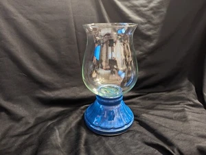 Home Essentials Hurricane Klarglas Kerzenhalter, blaue Basis, 11 1/2" GEBRAUCHT - Bild 1 von 16