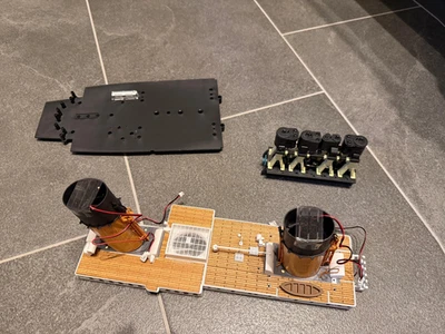 Titanic Hachette Ersatteile die 2 Schornsteine, 1 Maschiene, Grundplatte - Bild 1 von 4