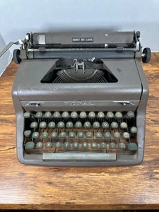 1950's Royal Quiet Deluxe Magic Margin Manual Typewriter with Hard Side- Works! - Picture 1 of 11