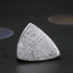 Meteorit Gitarrenplektrum, natürliche Meteoritenschnitzerei, graviertes Gitarrenplektrum - Bild 1 von 10