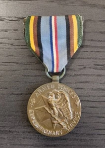 Vintage US-Streitkräfte Militär Expeditionsband Medaille mit Befestigungsleiste Pin - Bild 1 von 4