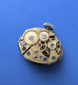 VINTAGE LADIES 23 JEWELS BULOVA 5AT WRISTWATCH MOVEMENT RUNNING - Picture 1 of 3