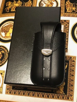 Estuche de transporte Vertu Constellation C de cuero negro con herrajes de metal Foto 1 de 2