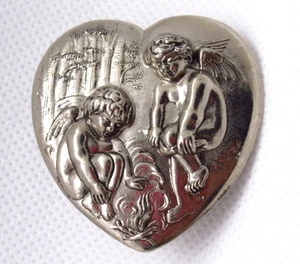 Broche Corazón Vintage Tono Plata Ángeles por Fuego Diseño Estampado en Relieve - Imagen 1 de 6