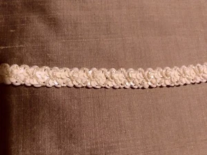 DESIGNER TRIMMING OFF WHITE CRISS CROSS CORD WRAPPED IRIDESCENT SEQUINS 1.4YDS - Bild 1 von 1