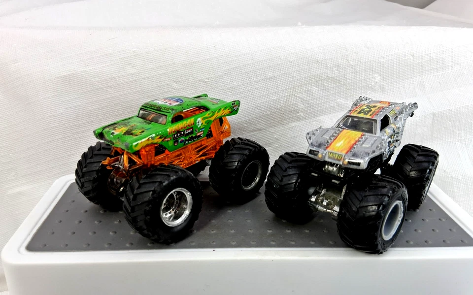 Hot Wheels Monster Jam Max-D Avengers Chevy Lote De 2 Die Cast - Imagem 1 de 4