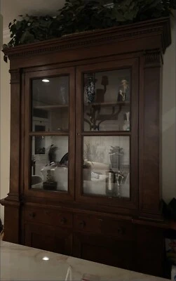 Gabinete de porcelana tradicional de madera de cerezo Foto 1 de 4