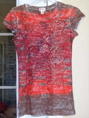 Top Mossimo Supply SS para mujer, talla Jr M, rojo/marrón con diseño plateado  Foto 1 de 4