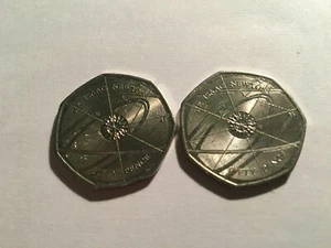 2017 zirkulierte 2 x 50P's ISAAC NEWTON Münzen  - Bild 1 von 2