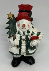 PUPAZZO DI NEVE resina albero corona cappotto stivali top cappello sciarpa decorazione natale statuina 4" - Foto 1 di 3