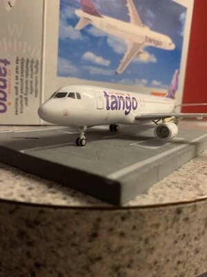 Modelo a escala 1:200 de StarJets AC tango A320-212 Avión comercial C-FLSF Foto 1 de 4