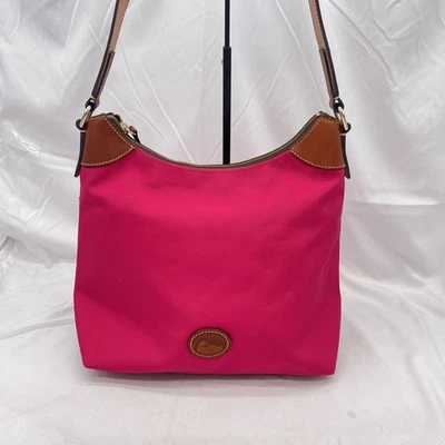 Bolso de hombro hobo Dooney & Bourke para mujer de nailon rosa Foto 1 de 4
