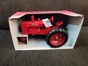 1997 Ertl "Case IH Farmall M Tractor #2178" (1:16) Diecast Sandbox Toys - Bild 1 von 6