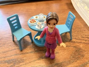 FISHER PRICE Sweet Streets Dollhouse Blue Light Up Table, 2 chairs and Woman - Picture 1 of 4