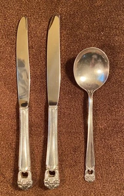 1847 Rogers Bros IS Eternally Yours 2 cuchillos de cena y 1 cuchara sopera redonda usada en excelente estado Foto 1 de 4