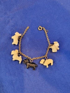 Pulsera de colección con dijes de celuloide Cracker Jack años 40 para perros rara  - Imagen 1 de 4