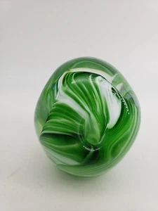 Gibson Art Glas Briefbeschwerer Stifthalter 2002 grün und weiß Swirl 3 Stifte - Bild 1 von 7