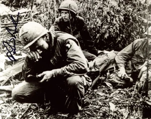 PAUL BUCHA SIGNED AUTOGRAPHED 8x10 PHOTO MEDAL OF HONOR VIETNAM RARE BECKETT BAS - Picture 1 of 2