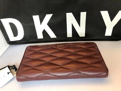 Cartera DKNY Donna Karan Gansevoort acolchada de cuero ciruela con cremallera alrededor Foto 1 de 4