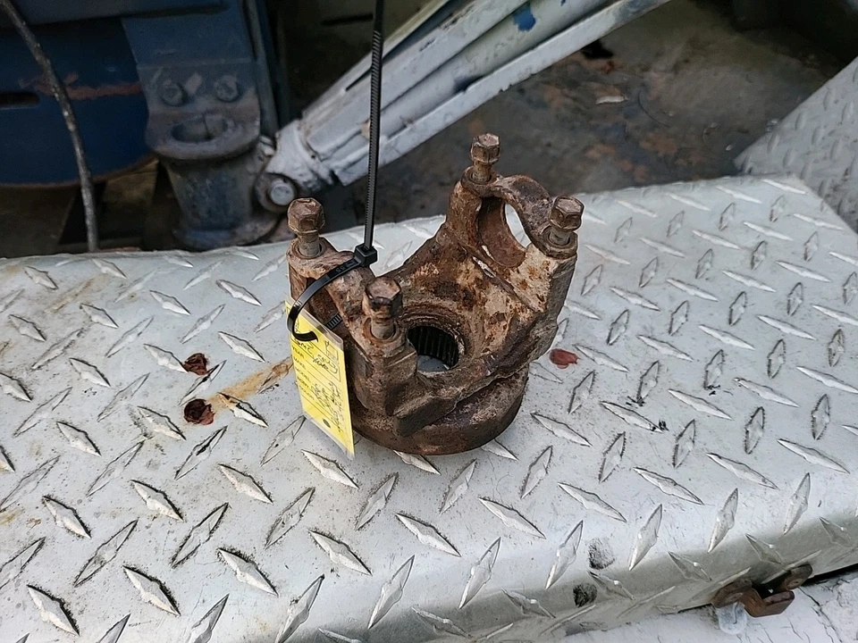2005 Gmc Envoy Axle Yoke 30 Spline GM 12479332 Rear 10 Bolt - Image 1 of 4