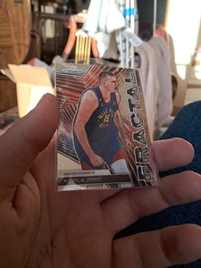 2023-24 Panini Prizm - Fractal Nikola Jokić #7 Silver Prizm - Bild 1 von 3
