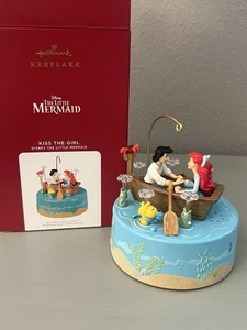 HALLMARK 2021 BESO A LA NIÑA LA SIRENITA ORNAMENTO DISNEY - Imagen 1 de 5