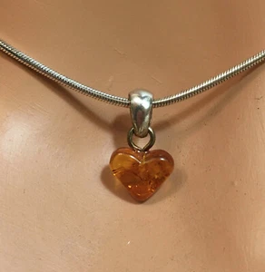 Natur Bernstein Kleines Herz mit Sterlingsilber Öse  Naturbernstein 1004 - Bild 1 von 3