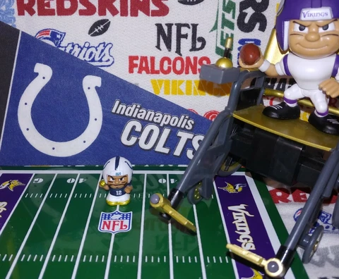 NFL Teenymates 2019 Gold Box Exclusive Indianapolis Colts QB Andrew Luck figure Cover