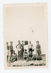 PHOTO amateur SNAPSHOT, plage maillot ancien hommes torse nu muscles ballon jeu - Imagen 1 de 2