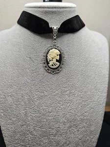 Gothic Punk Velvet Black Chocker With Skull Queen Cameo - Picture 1 of 6