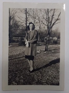 Foto vintage ~ Mujer en el parque vistiendo su mejor domingo - Imagen 1 de 2