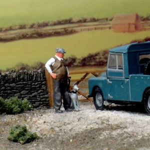 OSBF154 OO Gauge Figures Man with Whippet (painted) - Picture 1 of 1