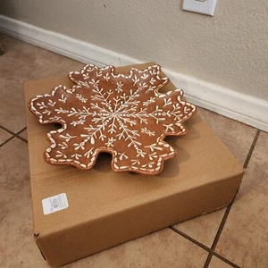 NUEVO Plato para servir de gres copo de nieve de pan de jengibre Pottery Barn Navidad - Imagen 1 de 7