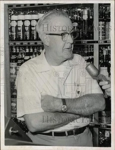1967 Pressefoto Wesley Trelaeven im Spirituosengeschäft in Rensselaer - tub34678 - Bild 1 von 2