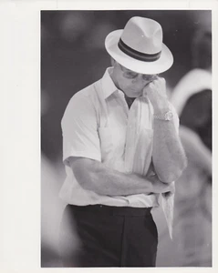 TYPE 1: 1988 Press Photo Dallas Cowboys Head Coach Tom Landry During Game - Picture 1 of 2