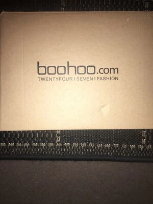 Tacones de corte Boohoo negros brillantes Foto 1 de 4