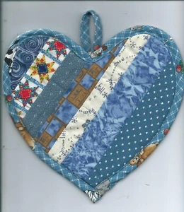 NEU blau HERZFORM HOTPAD Wendbarer TOPFHALTER Pieziert Handarbeit Valentinstag LIEBE - Bild 1 von 2
