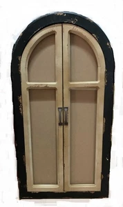 Marco de ventana arqueado de madera con puertas con acabado vintage con arañazos y abolladuras - Imagen 1 de 2