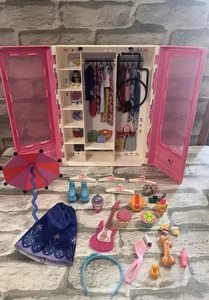 Konvolut Barbie Fashionista Ultimate Schrank Kleiderbügel Gitarre weiteres Puppenzubehör - Bild 1 von 11