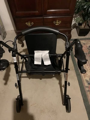 Andador de cuatro ruedas con frenos y conveniente área de almacenamiento debajo del asiento Foto 1 de 4