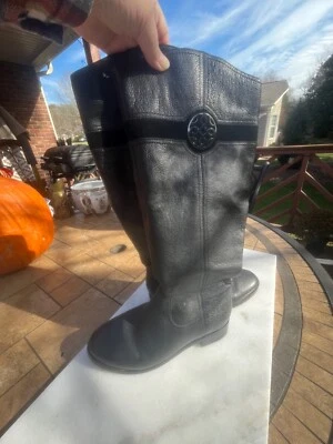 Franco Fortini Mujer Talla 8,5 con Bota de Cuero Negra Hasta la Rodilla Logo de Metal Foto 1 de 4