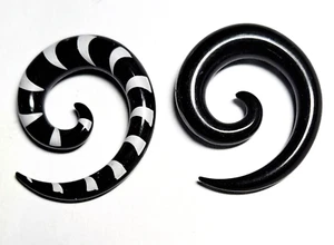 PAIR-Tapers Spiral Black/White Acrylic 05mm/4 Gauge - Picture 1 of 5