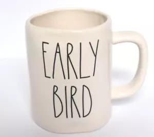 Tazza Rae Dunn Early Bird Grande Lettera Avorio Ceramica Fattoria Tè Caffè - Foto 1 di 10