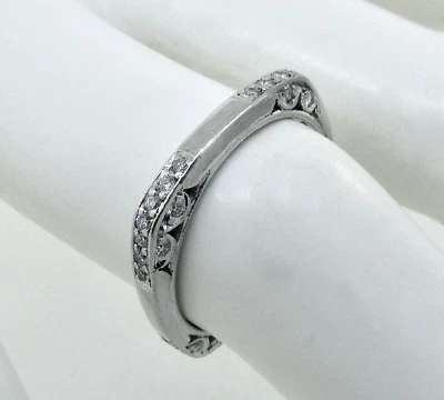 TACORI Classic Crescent Platinum Diamond Euroshank Wedding Band Foto 1 de 4