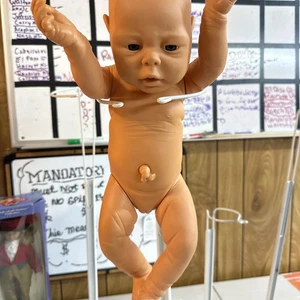 Anatomisch korrekte Babypuppe mit Nabelschnur - Bild 1 von 4