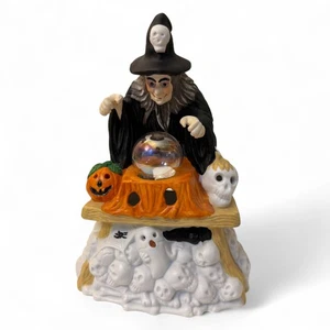 Estatuilla de bruja de Halloween vintage con bola de cristal y decoración de calaveras - Imagen 1 de 7